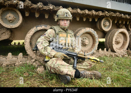 Royal Army Veterinary Corps de Chien Secteur Beth Johnson, 19 ans, de London au cours d'une démonstration de combat terrestre présentant des femmes dans les postes de commandement à Copehill Village en bas dans la plaine de Salisbury, Wiltshire. Le Secrétaire à la défense, Gavin Williamson a annoncé que tous les rôles de l'armée sont désormais ouverts aux femmes. Banque D'Images