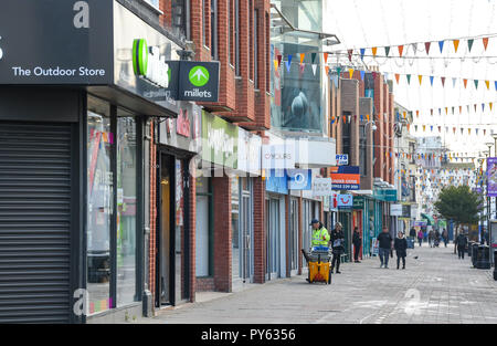 Worthing West Sussex Views & magasins de détail - Montague Street avec du millet outdoor shop sur coin Photo prise par Simon Dack Banque D'Images