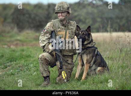 Royal Army Veterinary Corps de Chien Secteur Beth Johnson, 19 ans, de Bridgwater avec Csillag lors d'une démonstration de combat terrestre présentant des femmes dans les postes de commandement à Copehill Village en bas dans la plaine de Salisbury, Wiltshire. Le Secrétaire à la défense, Gavin Williamson a annoncé que tous les rôles de l'armée sont désormais ouverts aux femmes. Banque D'Images