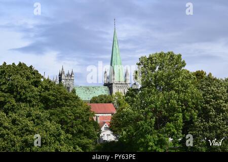 Cathédrale de Nidaros en couleurs de l'automne , Trondheim , Norvège. Banque D'Images