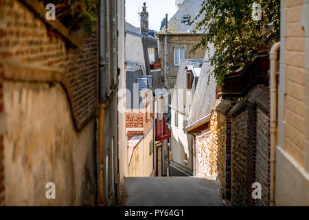 Vue sur la rue avec des bâtiments colorés à Trouville, célèbre ville française en Normandie Banque D'Images