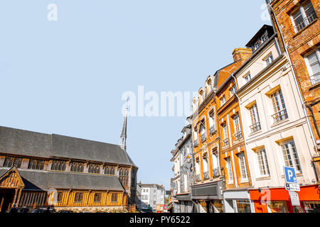 Les bâtiments anciens et l'église sur la place centrale à Honfleur, célèbre ville française en Normandie Banque D'Images