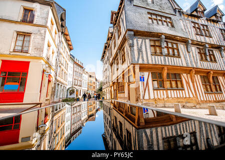 Belles maisons colorées à colombages dans la ville de Rouen, capitale de Normandie en France Banque D'Images