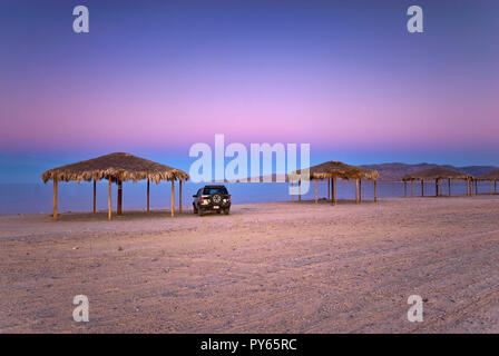 Voiture à la palapa sur beach après le coucher du soleil à Campo Rancho Grande, Baja California, Mexique Banque D'Images