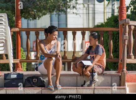 Les jeunes femmes au gazebo kiosque à Plaza Constitucion, La Paz, Baja California Sur, Mexique Banque D'Images