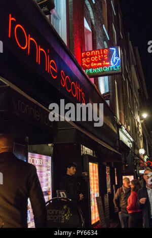 Un bouteur devant l'entrée de la discothèque et du théâtre de jazz de Ronnie Scott, Frith Street, Soho, Londres, Angleterre, ROYAUME-UNI Banque D'Images