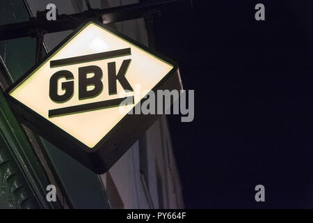 Gros plan de la signalisation à l'extérieur de la chaîne de restaurants Gbat Gourmet Burger (GBK) à Soho, Londres, Angleterre, Royaume-Uni Banque D'Images