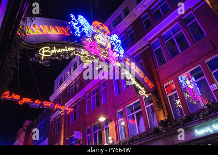 Entrée d'inspiration Queen Bohemian Rhapsody les lumières de Noël sur l'écran d'installation de Carnaby Street, London, UK Banque D'Images