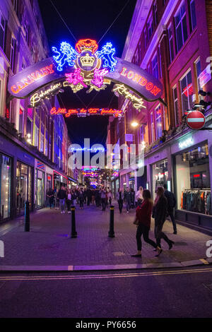 Entrée d'inspiration Queen Bohemian Rhapsody les lumières de Noël sur l'écran d'installation de Carnaby Street, London, UK Banque D'Images