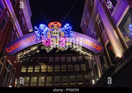 Entrée d'inspiration Queen Bohemian Rhapsody les lumières de Noël sur l'écran d'installation de Carnaby Street, London, UK Banque D'Images