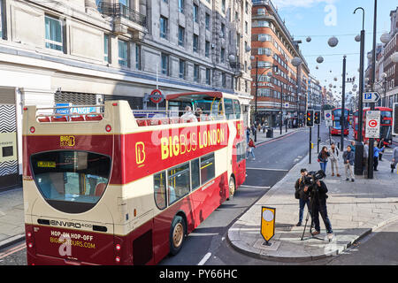 Le hop-on hop-de Big Bus double decker bus entre dans Oxford street à son tour de Londres, en Angleterre. Banque D'Images