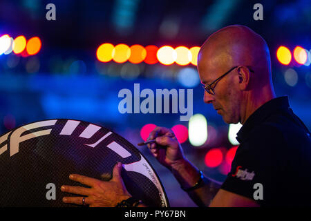 Vue générale du travail mécanique sur les roues avant de la troisième journée de la série de six jours à Lee Valley Velopark, Londres. ASSOCIATION DE PRESSE Photo. Photo date : Jeudi 25 octobre 2018. Crédit photo doit se lire : Steven Paston/PA Wire. RESTRICTIONS : usage éditorial uniquement, pas d'utilisation commerciale sans autorisation préalable Banque D'Images