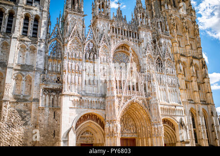 Fragment de façade de la célèbre cathédrale gothique de Rouen en Normandie, France Banque D'Images