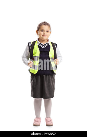 Portrait d'une mignonne petite lycéenne portant un gilet de sécurité isolé sur fond blanc