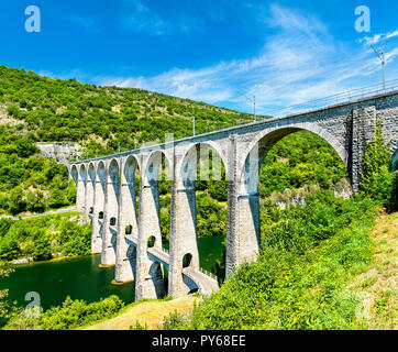 Le viaduc de Cize-Bolozon sur la rivière d'Ain en France Banque D'Images