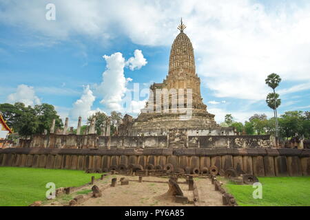 Wat Phra Si Ratana Mahathat dans le parc historique de Si Satchanalai, province de Sukhothai, Thaïlande. Banque D'Images