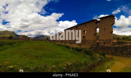 Vue de Temple de Wiracocha faite avec la maçonnerie polygonale au site archéologique de Raqchi à Cuzco, Pérou Banque D'Images