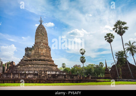 Wat Phra Si Ratana Mahathat dans le parc historique de Si Satchanalai, province de Sukhothai, Thaïlande. Banque D'Images