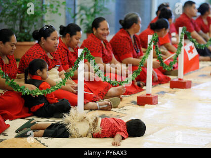 Un enfant se trouve sur le sol comme les gens attendent pour l'arrivée du duc et de la duchesse de Kent, en amont d'une rencontre avec le premier ministre de Tonga Akilisi Pohiva et son cabinet sur la deuxième journée de la visite du couple royal à Tonga. Banque D'Images