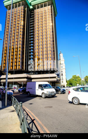 Torres de Colon est un haut bâtiment de bureau de tours jumelles à la Plaza de Colon à Madrid. Banque D'Images