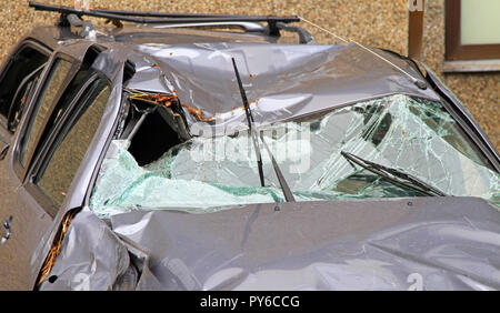 Méconnaissable après roll over SUV crush Banque D'Images