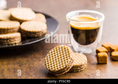 Moelleux au chocolat, biscuits gaufrette sur la vieille table de cuisine. Banque D'Images