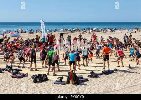 Les gens de l'exercice en groupe sur la plage publique à Monte Gordo, Algarve, Portugal Banque D'Images