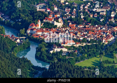 Vue depuis la montagne Tegelberg sur Füssen avec la rivière Lech, le district d'Ostallgäu, Allgäu, Bavière, Allemagne Banque D'Images