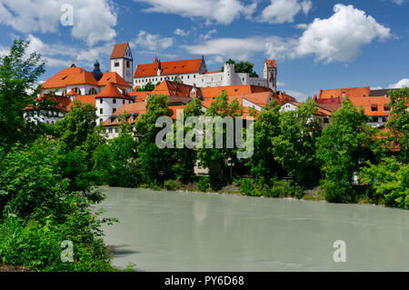 Füssen: Hohes Schloss (château fort) et Monastère de St-Mang (à gauche) au-dessus de la rivière Lech, district d'Ostallgäu, Allgäu, Bavière, Allemagne Banque D'Images