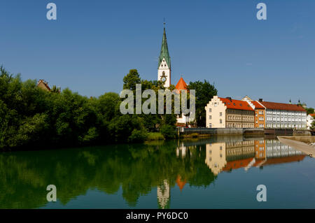 À la rivière iller à Kempten, en arrière-plan le clocher de l'église de Saint Mang, Allgäu, Bavière, Allemagne Banque D'Images