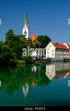 À la rivière iller à Kempten, en arrière-plan le clocher de l'église de Saint Mang, Allgäu, Bavière, Allemagne Banque D'Images