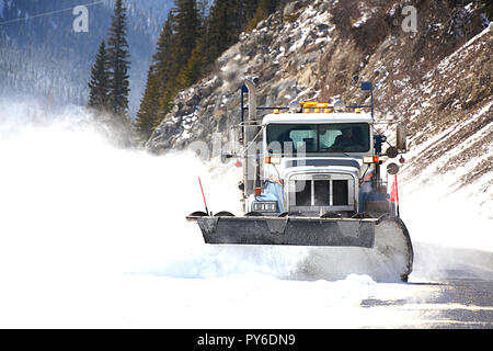 Le déneigement des routes de montagne dans le parc provincial de Kananaskis, Alberta, Canada Banque D'Images