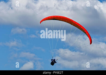 Parapente à la montagne Tegelberg dans les Alpes d'Ammergau, près de Schwangau, district d'Ostallgäu, Allgäu, Bavière, Allemagne Banque D'Images