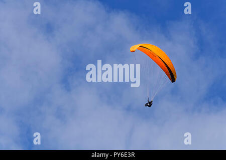 Parapente à la montagne Tegelberg dans les Alpes d'Ammergau, près de Schwangau, district d'Ostallgäu, Allgäu, Bavière, Allemagne Banque D'Images
