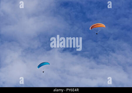 Parapentes de la montagne Tegelberg dans les Alpes d'Ammergau, près de Schwangau, district d'Ostallgäu, Allgäu, Bavière, Allemagne Banque D'Images