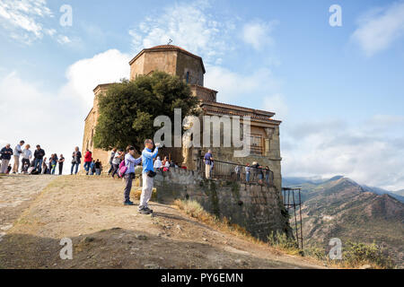 MTSKHETA (GÉORGIE) - 23 septembre 2018 : les touristes prendre des photos de très belle vue sur la montagne de la monastère de Jvari Banque D'Images