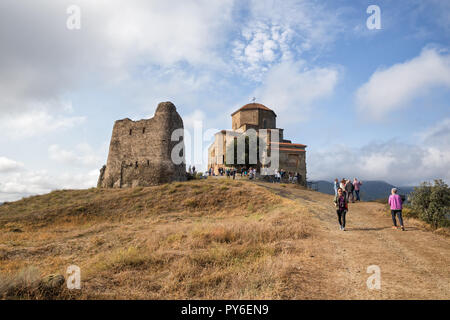 MTSKHETA (GÉORGIE) - 23 septembre 2018 : Beaucoup de gens visitent ancien monastère de Jvari sur le dessus de montagne près de Mtskheta. Banque D'Images