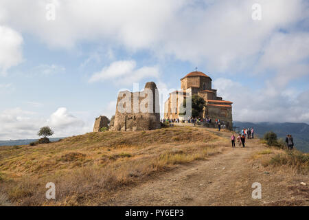 MTSKHETA (GÉORGIE) - 23 septembre 2018 : Beaucoup de gens visitent l'ancien monastère de Jvari sur montagne près de Mtskheta Banque D'Images