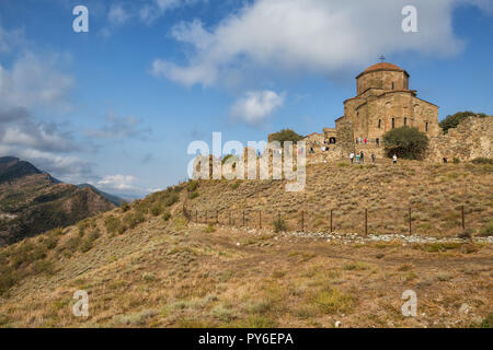 MTSKHETA (GÉORGIE) - 23 septembre 2018 : Beaucoup de gens visitent l'ancien monastère de Jvari, 6e siècle, sur une montagne près de Mtskheta Banque D'Images