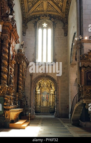 Porto, Portugal - Mars 23, 2015 : l'un de l'autre chapelle et retable de l'église monumentale de Saint François (High ISO photo) Banque D'Images