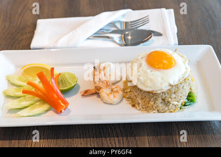 Riz frit de fruits de mer avec des calmars et la crevette avec œuf frit Banque D'Images