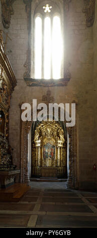 Porto, Portugal - Mars 23, 2015 : l'un de l'autre chapelle et retable de l'église monumentale de Saint François (High ISO photo) Banque D'Images