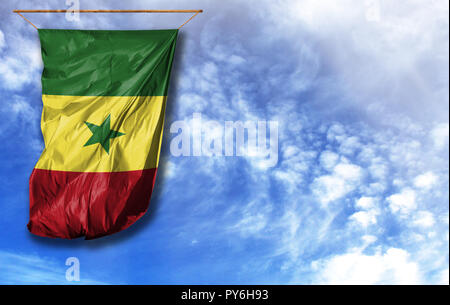 Pavillon du Sénégal. Drapeau vertical, contre le ciel bleu avec place pour votre texte Banque D'Images