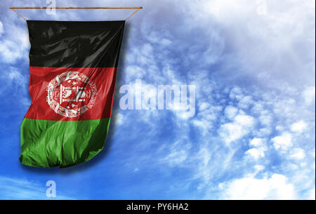 Drapeau de l'Afghanistan. Drapeau vertical, contre le ciel bleu avec place pour votre texte Banque D'Images