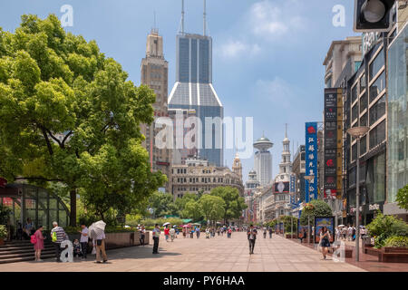 Les consommateurs et les touristes sur occupation, d'East Nanjing Road Shanghai, Chine, Asie Banque D'Images