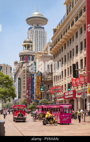 Scène de rue de Shanghai, Chine - les gens sur la route animée East Nanjing en été Banque D'Images