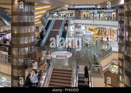 L'intérieur du centre commercial Super Brand mall à Pudong, Shanghai, Chine, Asie Banque D'Images