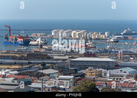 Cape Town, Afrique du Sud. Réservoirs d'entreposage et d'expédition dans le port de Cape Town Banque D'Images