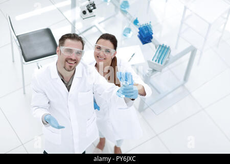 Vue de dessus.un couple de techniciens de laboratoire montrent leurs recherches Banque D'Images