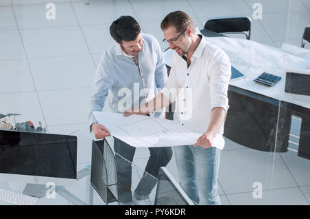 Vue de dessus.deux architectes debout dans un bureau de création Banque D'Images